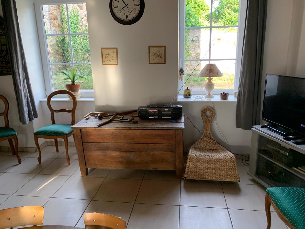 Busset Liages Situe Dans Le Bourbonnais 1 Chambres Lit Double Et Un Clic Clac Eksteriør bilde